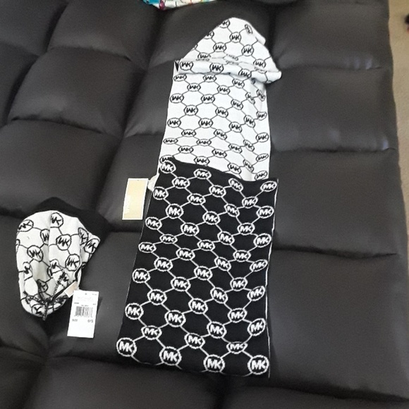 Michael kors hat and scarf - Picture 3 of 3